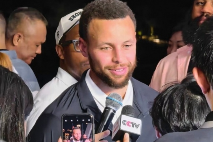 pg电子游戏官网官方网站-库里也是好起来了~ CCTV话筒现身库里中国行采访现场