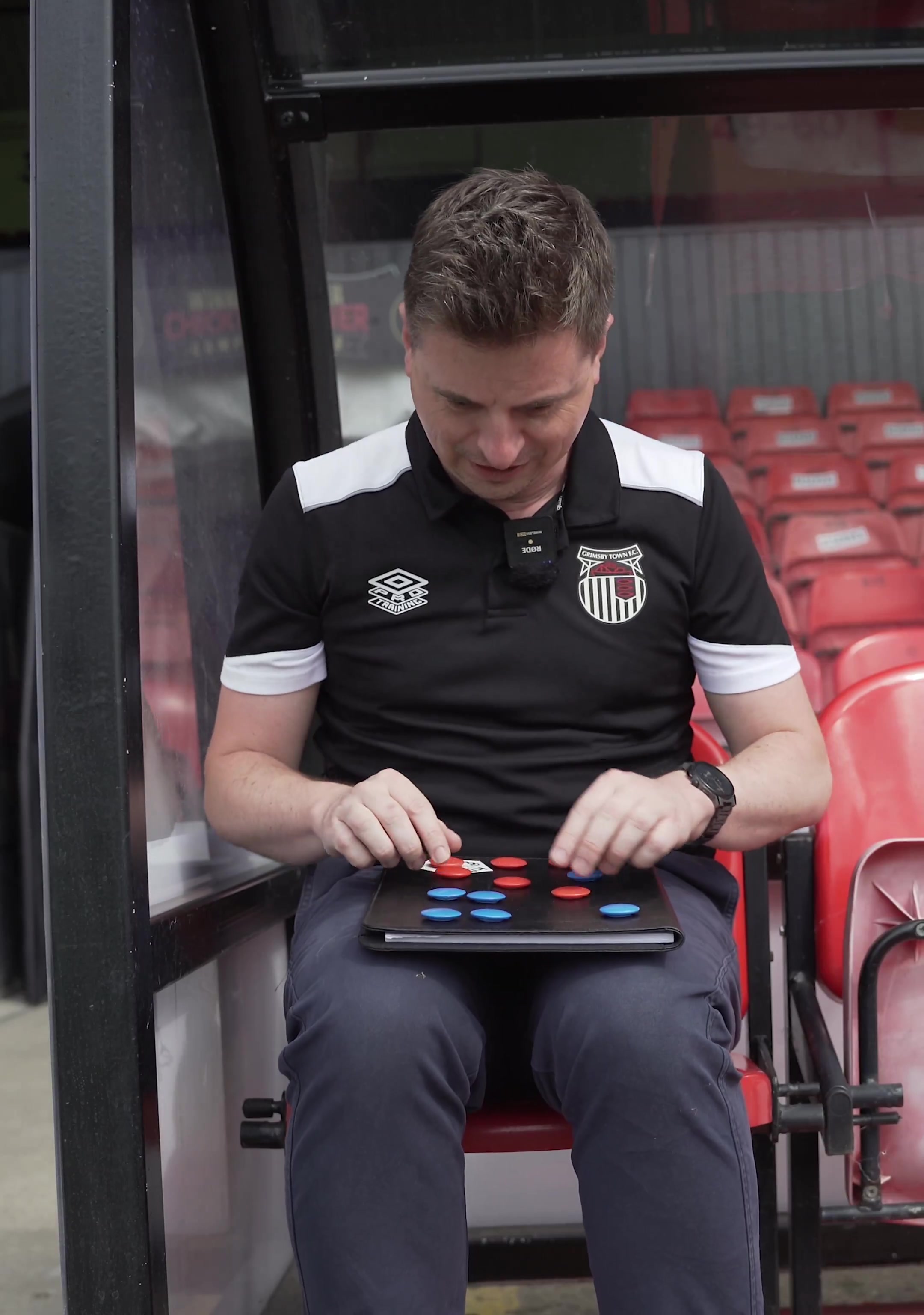 pg电子-格林斯比主帅效仿阿莫林 持战术板公布首发阵容