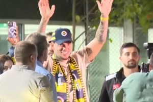 pg电子河南站-记者：埃德森已抵达土耳其，并向等候的费内巴切球迷致意