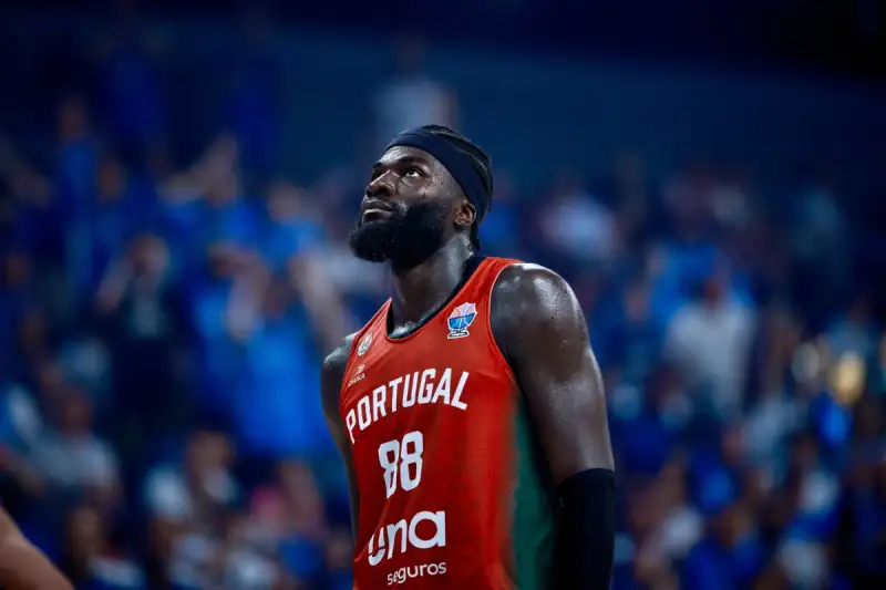 克塔全场8中5，罚球10中5得到15分3板1断1帽、2次技犯离场