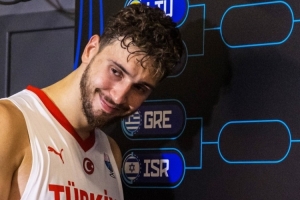 首个晋级的球队！FIBA欧锦赛官推晒申京与土耳其晋级图合照